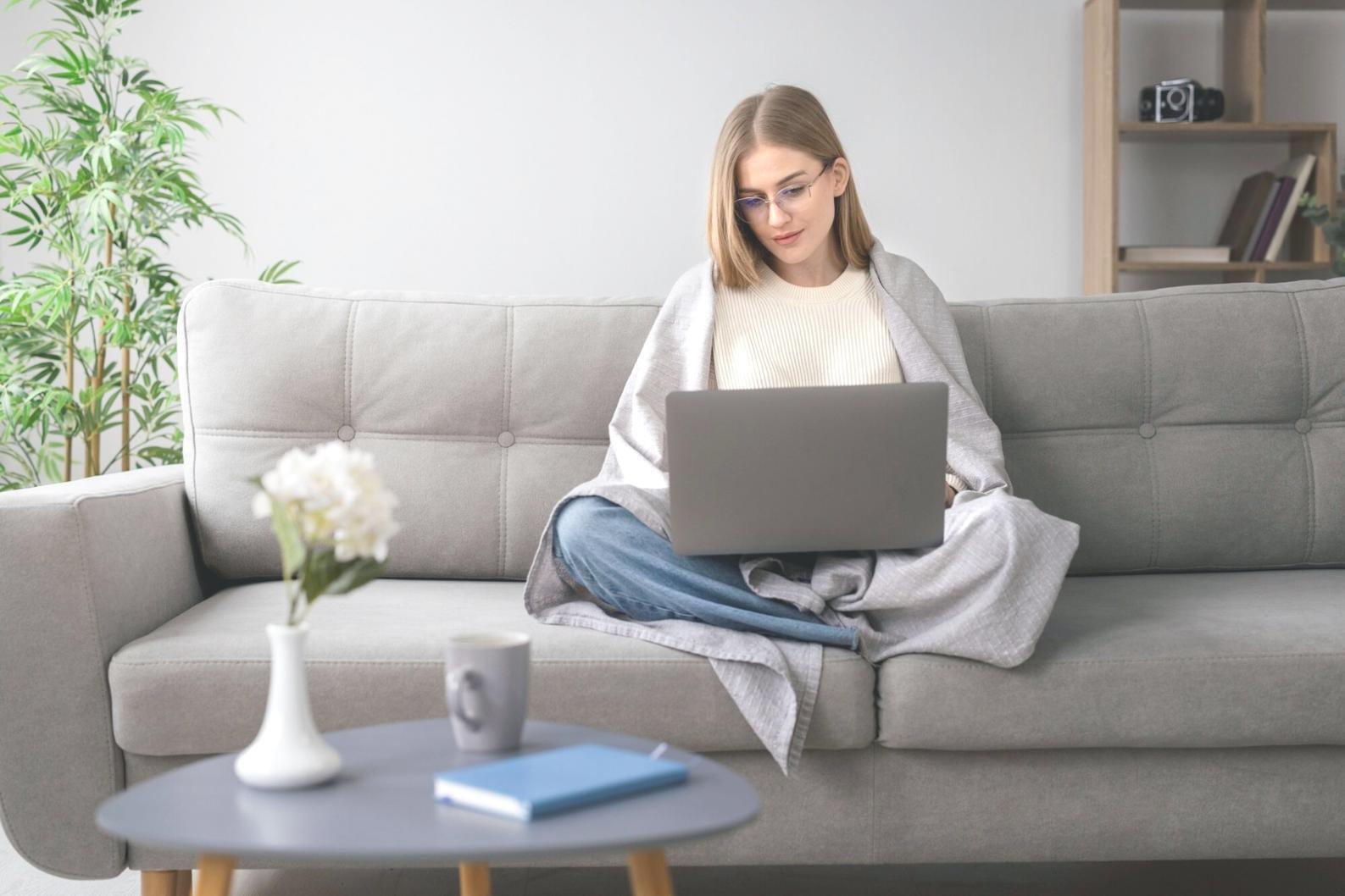 Online-Lernsitzung mit Finanzunterlagen und Computer